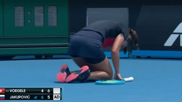 Mira el complejo momento en que tenista rompe en llanto y se retira del Australian Open por no poder respirar