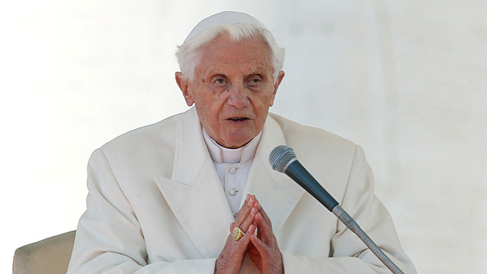 Retiran, a petición de Benedicto XVI, su nombre y foto de libro que defiende el celibato
