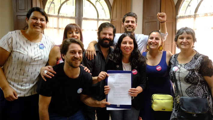 Convergencia Social entrega firmas al Servel para legalizarse como partido: "Lo logramos porque Chile despertó"