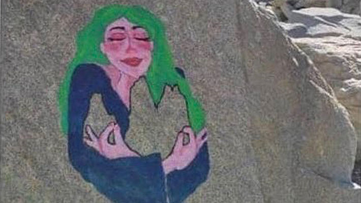 Justicia decreta arraigo nacional para turista italiana que hizo un dibujo en Torres del Paine