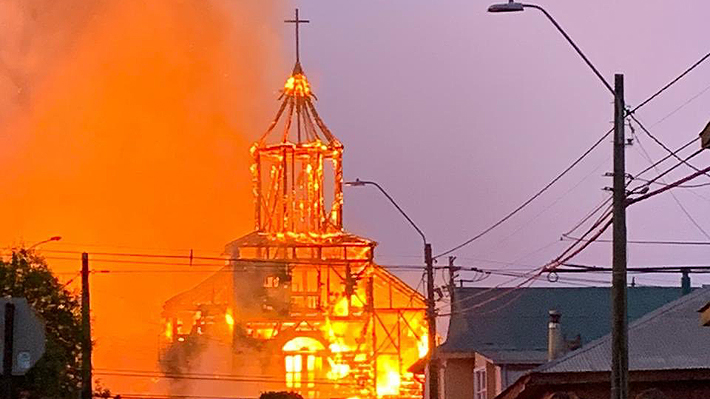 Detienen a una persona vinculada con el incendio que afectó a la iglesia San Francisco de Ancud
