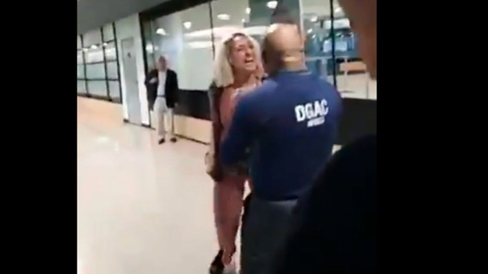 Video | Mujer protagoniza violento altercado en el aeropuerto de Santiago: Gritó e intentó agredir a trabajadores