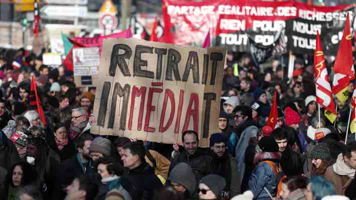 Gobierno francés aprueba reforma al sistema de pensiones pese a las multitudinarias protestas
