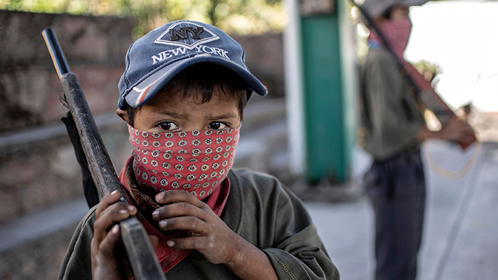 Galería: Niños mexicanos aprenden a usar armas para defenderse de los narcotraficantes