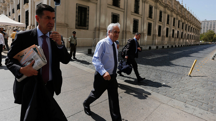 Presidente Piñera sale caminando a pie de La Moneda antes de viajar a Cerro Castillo