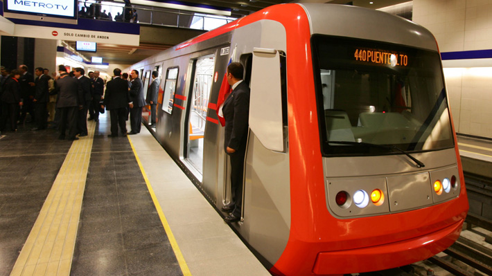 Metro cierra varías estaciones por manifestaciones y Transantiago mantiene servicio sólo en el oriente