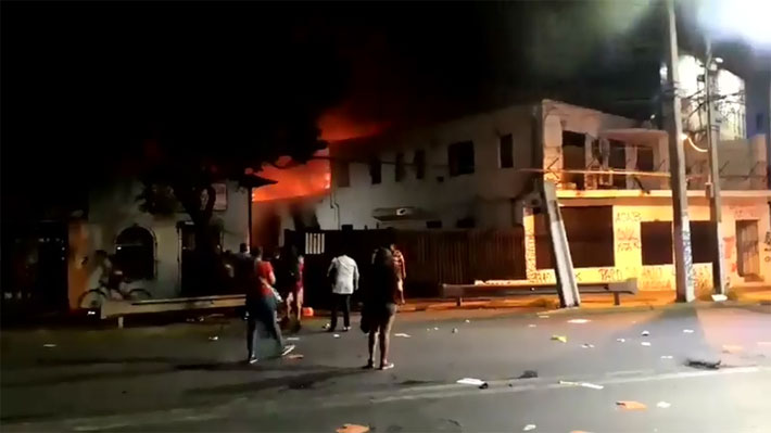 Supermercados saqueados, incendio a gobernación y 33 carabineros heridos deja protestas tras muerte de hincha