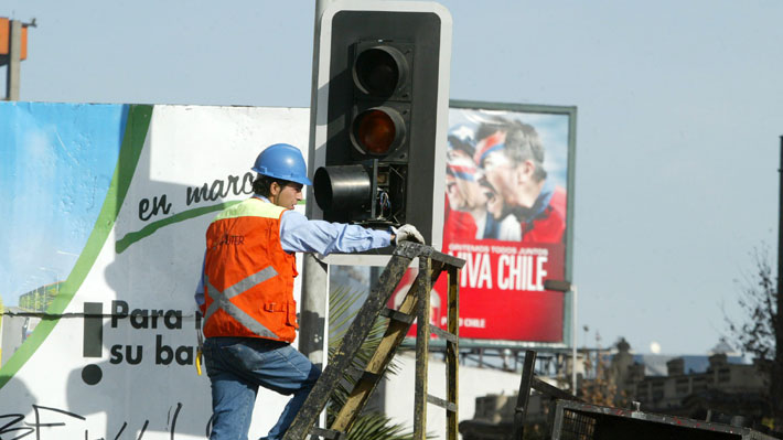 "Hay recuperación pero también vandalización": El inestable mapa de semáforos apagados en Chile y su impacto en usuarios