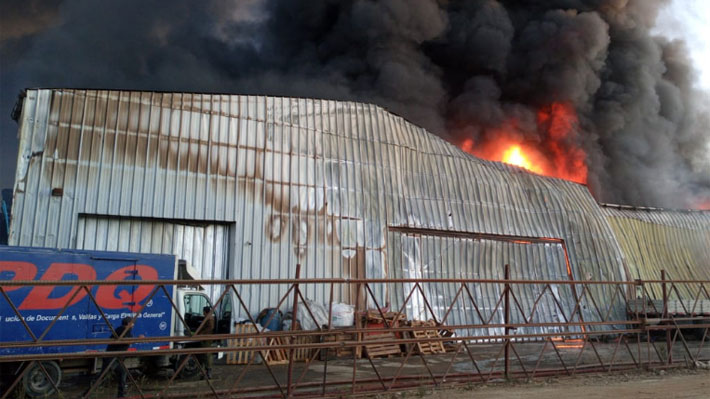 Incendio afecta a empresa con productos químicos en Valparaíso