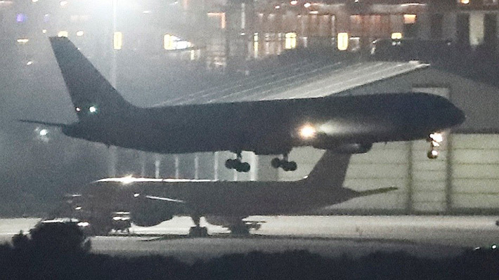 Avión aterriza en aeropuerto de Madrid tras sobrevolar la ciudad por casi cinco horas sin una rueda
