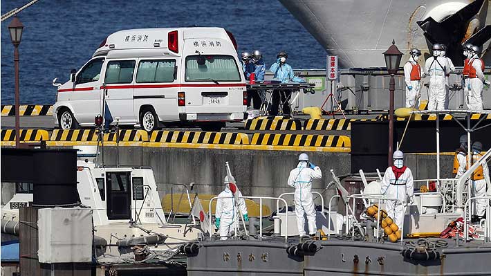 Reportan al menos 10 contagiados de coronavirus en el crucero japonés puesto en cuarentena