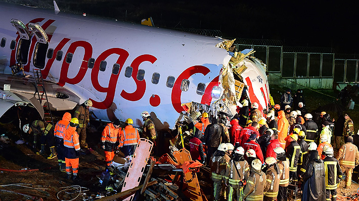 Reportan un muerto y 157 heridos por accidente de avión que se partió en tres en Turquía