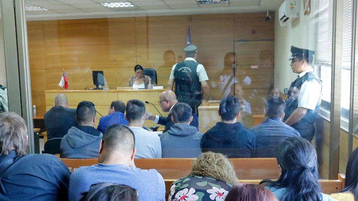 Decretan prisión preventiva para cinco carabineros dados de baja por denuncias de golpiza en Puente Alto