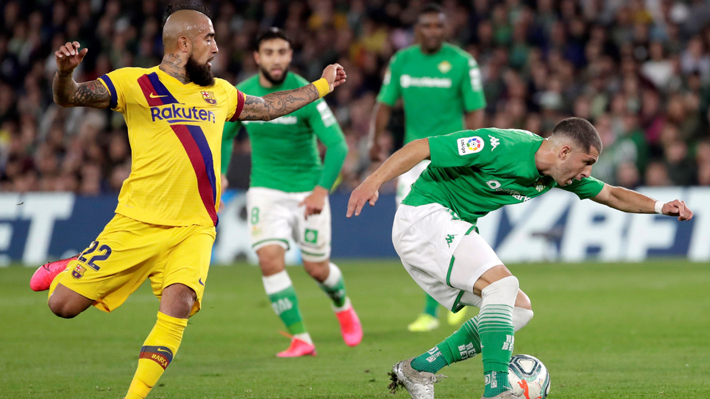 Vidal fue titular, pero un grueso error le pasó la cuenta y terminó reemplazado antes de la hora en sufrido triunfo del Barcelona