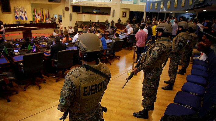 Militares y policías irrumpen en la Asamblea Legislativa de El Salvador previo a sesión extraordinaria
