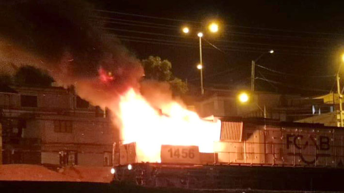 Encapuchados queman locomotora en movimiento y ésta sigue avanzando envuelta en llamas en Antofagasta