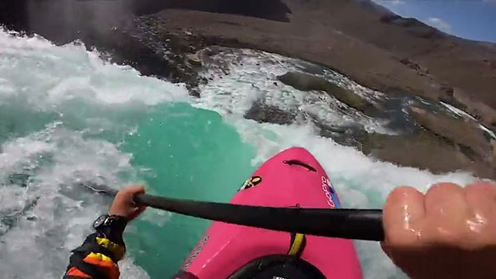 Video: El inédito y espectacular descenso desde una cascada de 40 metros de un kayakista de EE.UU. en la Región del Maule