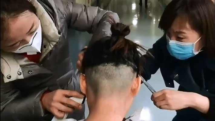 Video: Enfermeras chinas se cortan el cabello para atender a contagiados  con coronavirus en Wuhan | Emol.com