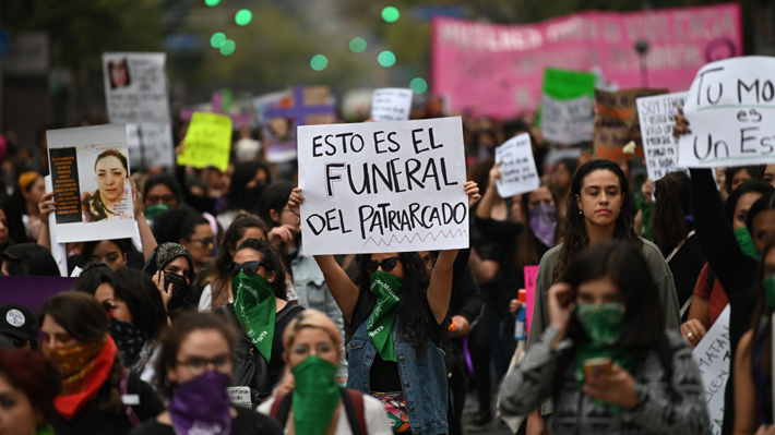 Cientos de mujeres salieron a la calle el viernes para manifestarse contra los femicidios en México