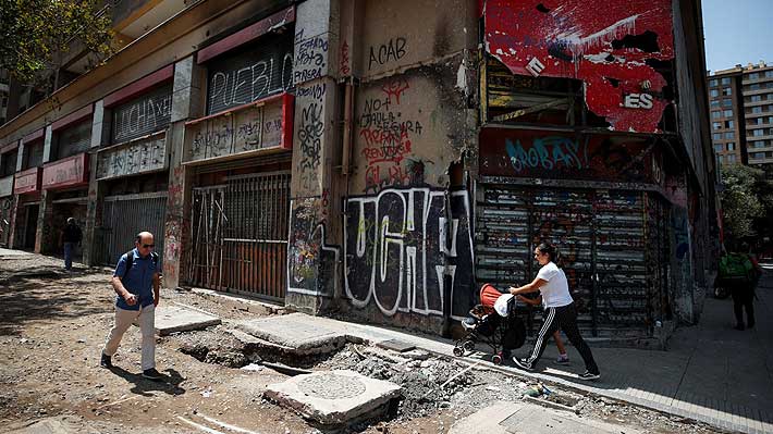 A cuatro meses del 18-O: 69% de los principales comercios y servicios de la "zona cero" de Santiago están cerrados