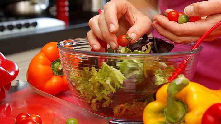 Revelan nuevos beneficios de la dieta mediterránea: Fomentaría un microbioma vinculado con el buen envejecimiento