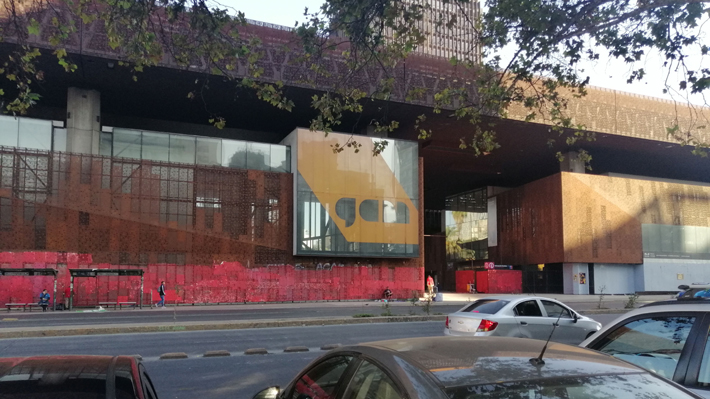 Centro Cultural GAM denuncia intervención que borró de su fachada rayados y expresiones callejeras sobre el estallido social