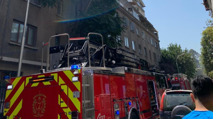 Incendio afecta a un edificio residencial y de oficinas en Providencia: hay un detenido