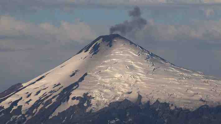 Villarrica y Llaima lideran ranking de los 14 volcanes activos más peligrosos de Chile