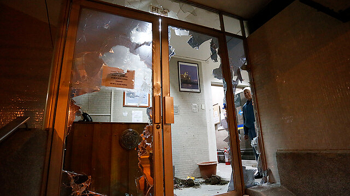 Destruyen ventanas e ingreso a la Municipalidad de Viña en medio de manifestación en rechazo al Festival