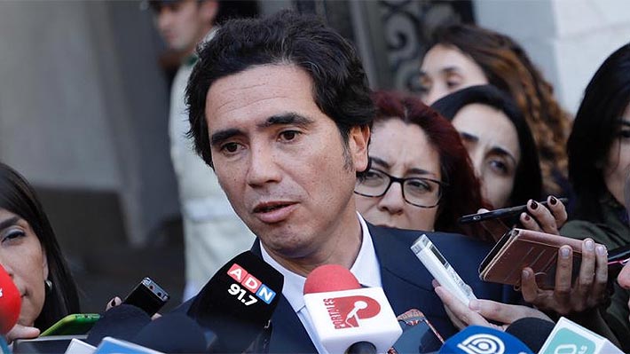 Cadem: Titular de Hacienda se consolida como el ministro mejor evaluado del Gobierno y aprobación de Presidente llega al 12%