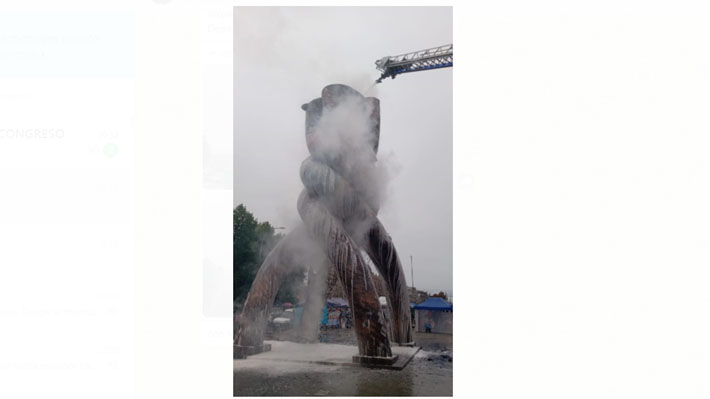 Incendio que sería "intencional" deja con daño "severo" a monumento al Cobre ubicado a un costado del Congreso