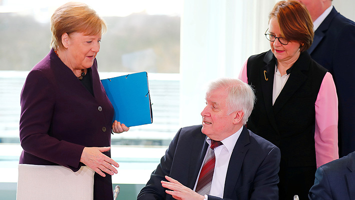 Los efectos del coronavirus: Ministro alemán evita estrecharle la mano a Angela Merkel