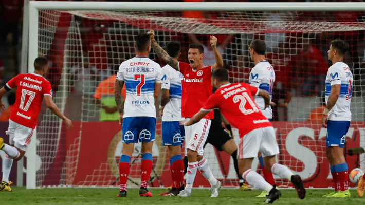 Universidad Cat&oacute;lica tiene una noche nefasta en Porto Alegre y cae goleada por Inter en su debut por Copa Libertadores