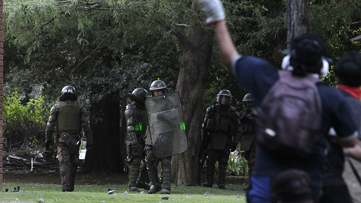 Carabineros detiene a 29 personas que realizaban disturbios en cercanías de Plaza Italia
