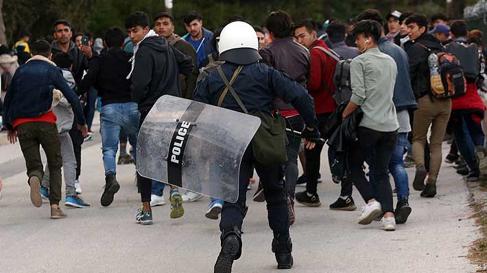 Policía griega vuelve a lanzar gas lacrimógeno contra migrantes que tratan de pasar desde la frontera con Turquía