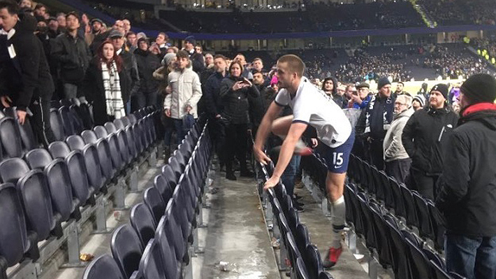 Escándalo en Inglaterra: Jugador del Tottenham saltó a la grada para pelearse con un fanático...Mira cómo fue el tenso momento