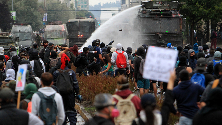 Carabineros detuvo a 28 personas en Plaza Italia y Puente Alto durante la jornada de ayer por disturbios