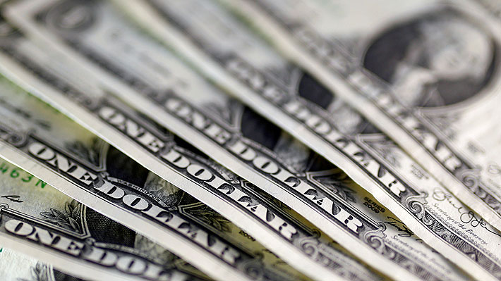Dólar cerró con una nueva fuerte alza y queda a sólo $6 de su máximo nivel histórico