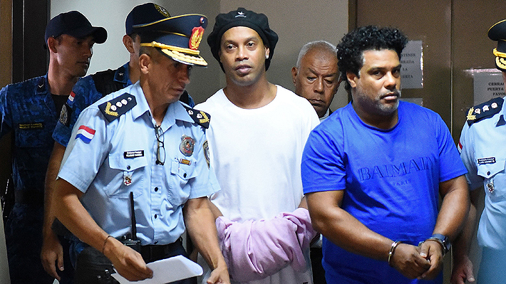 Llegó esposado al juzgado: Ronaldinho sigue detenido en Paraguay porque la jueza considera que "hay riesgo de fuga"