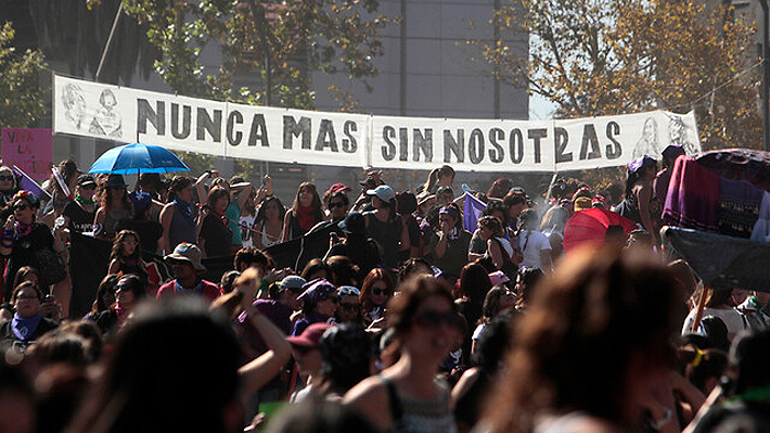 Marchas por el 8M congregaron a miles de personas en Santiago y regiones: Se registraron incidentes aislados