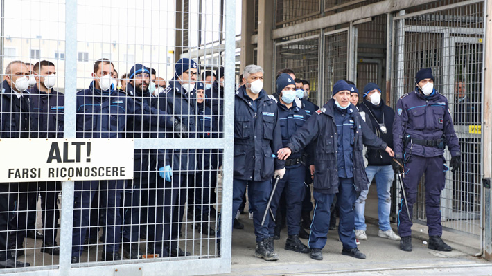 Mueren seis reclusos en cárcel italiana en medio de protesta contra restricciones por coronavirus