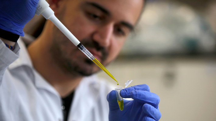 Laboratorio británico pagará casi 4 millones de pesos a voluntarios para contagiarse del coronavirus