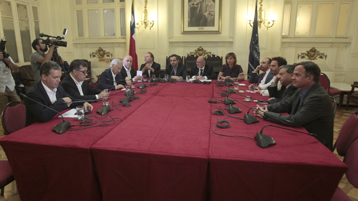 Chile Vamos y parte de la oposición acuerdan avanzar en cuatro puntos y nuevas reuniones para tener un Plebiscito "pacífico"