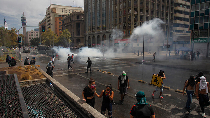 Protestas en Santiago se extienden por varias horas y obligan a cortar servicios de RED a San Bernardo y Puente Alto