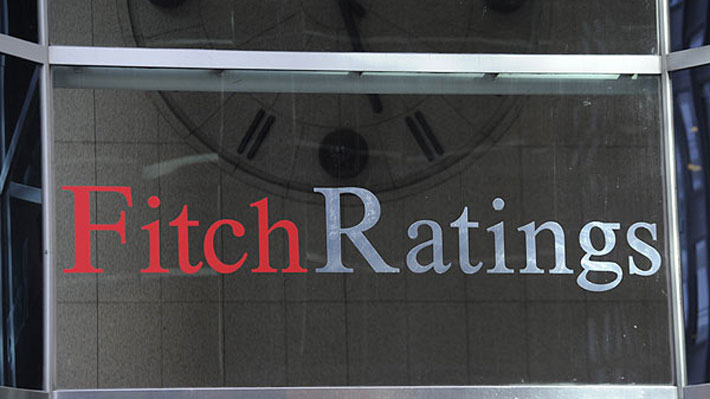 Clasificadora de riesgo Fitch ajusta perspectiva de Chile de "estable" a "negativa"