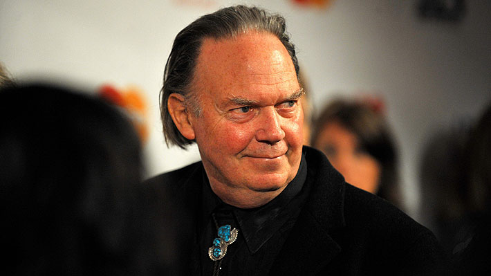 Neil Young se une a tendencia de conciertos virtuales en tiempos de coronavirus y anuncia sesiones en streaming