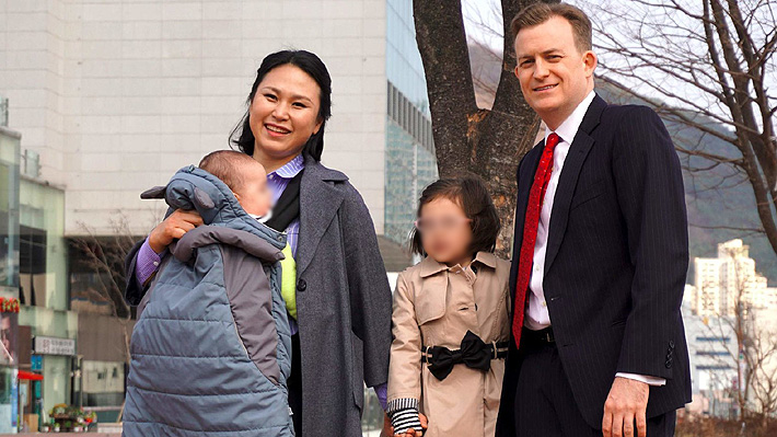 Padre que fue interrumpido por hijos en entrevista mostró cómo enfrenta con sus pequeños la cuarentena en Corea del Sur
