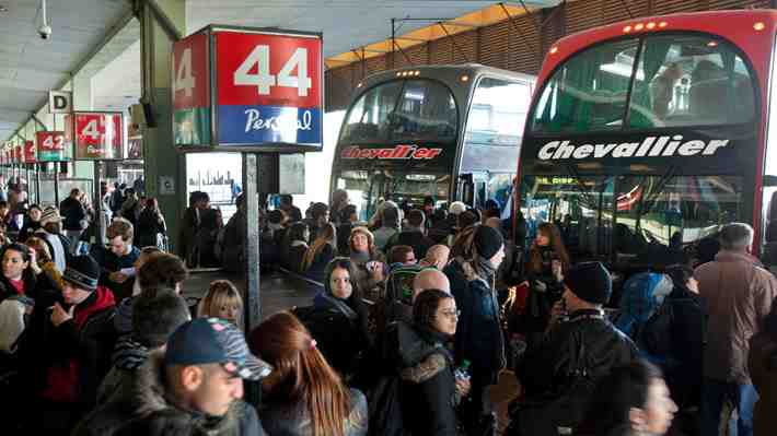 Argentina cancela los vuelos internos y viajes de trenes y buses de larga distancia por Covid-19