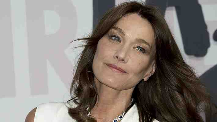 Carla Bruni ofrece disculpas tras viralización de video en que se "burla" de las medidas de protección contra el coronavirus