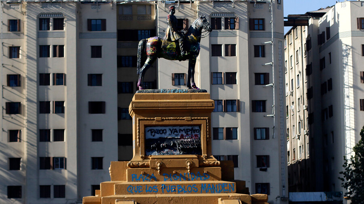 Intendente Guevara dice que "no es ninguna provocación" limpieza de monumento de general Baquedano